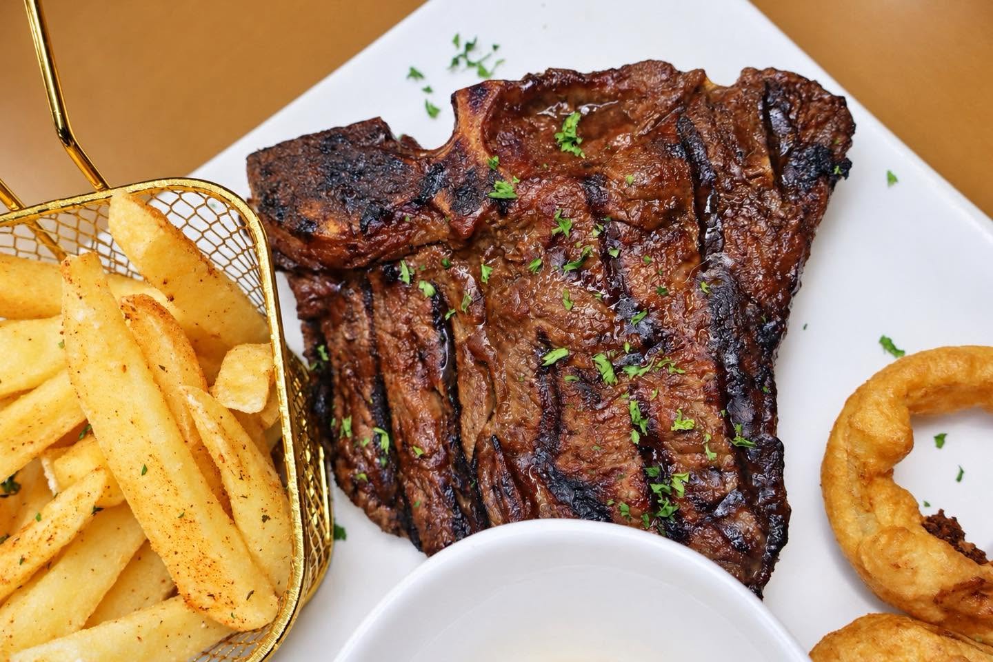 Lunch specials from R70: burgers, chicken schnitzel or steak (Mon–Thu 12:00–19:00)