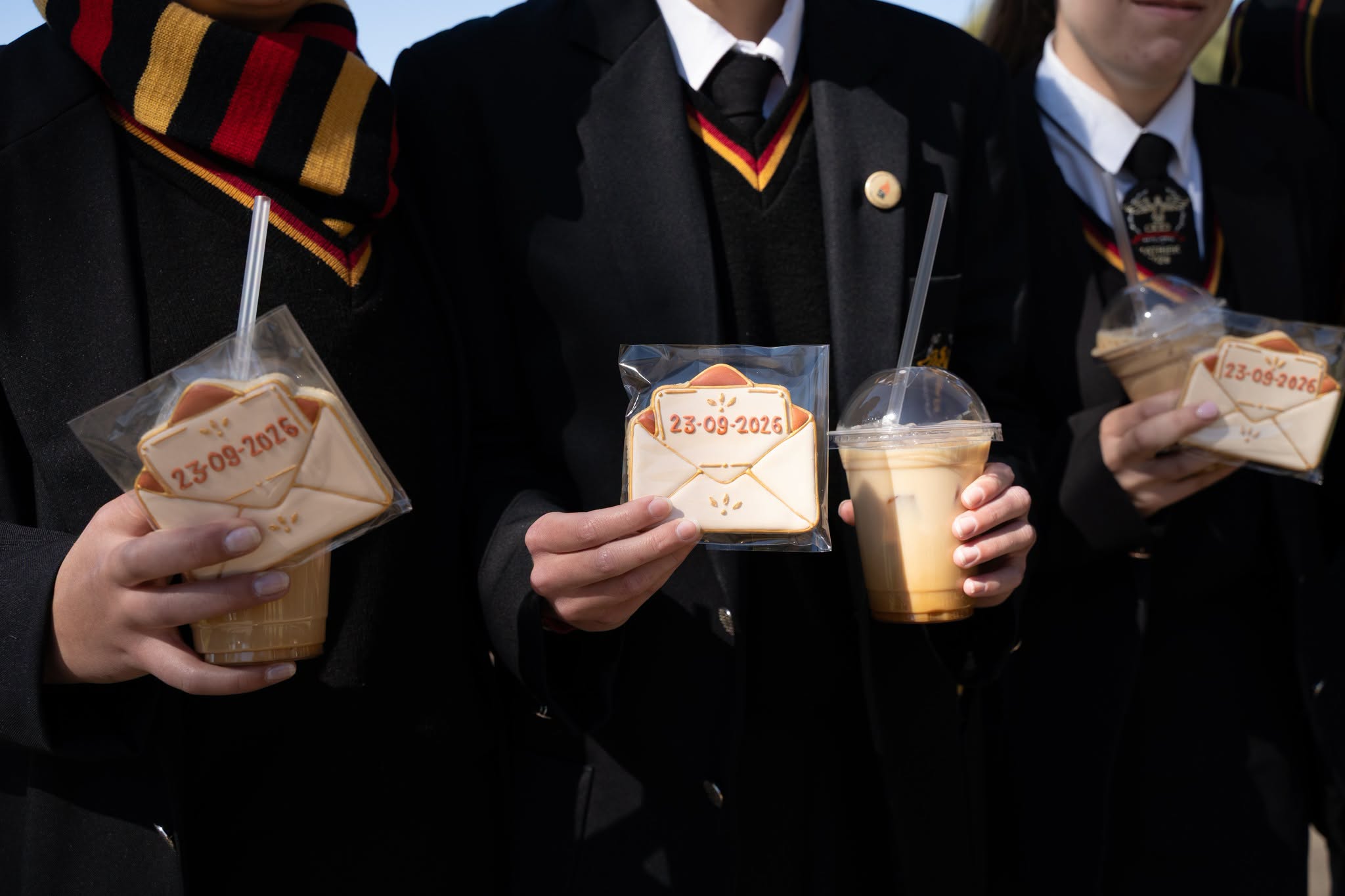 Drone Aflewering en Toro-Koffie Maak Volkies se Matriekafskeid-Uitnodigings Onvergeetlik! 🚁☕