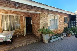 3 Bedroom Townhouse to Rent in Meiringspark Ext 5