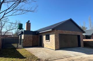 3 Bedroom Townhouse for Sale in Van Der Hoff Park