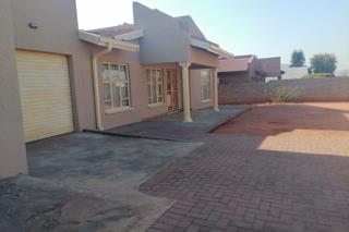 4 Bedroom House to Rent in Geelhoutpark