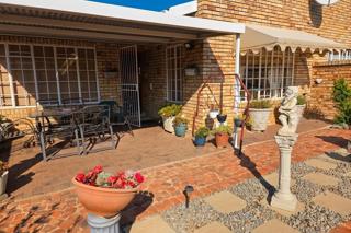 2 Bedroom Townhouse for Sale in Kannoniers Park