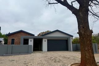 3 Bedroom House for Sale in Van Der Hoff Park