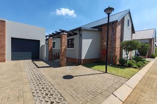 2 Bedroom Townhouse for Sale in Van Der Hoff Park